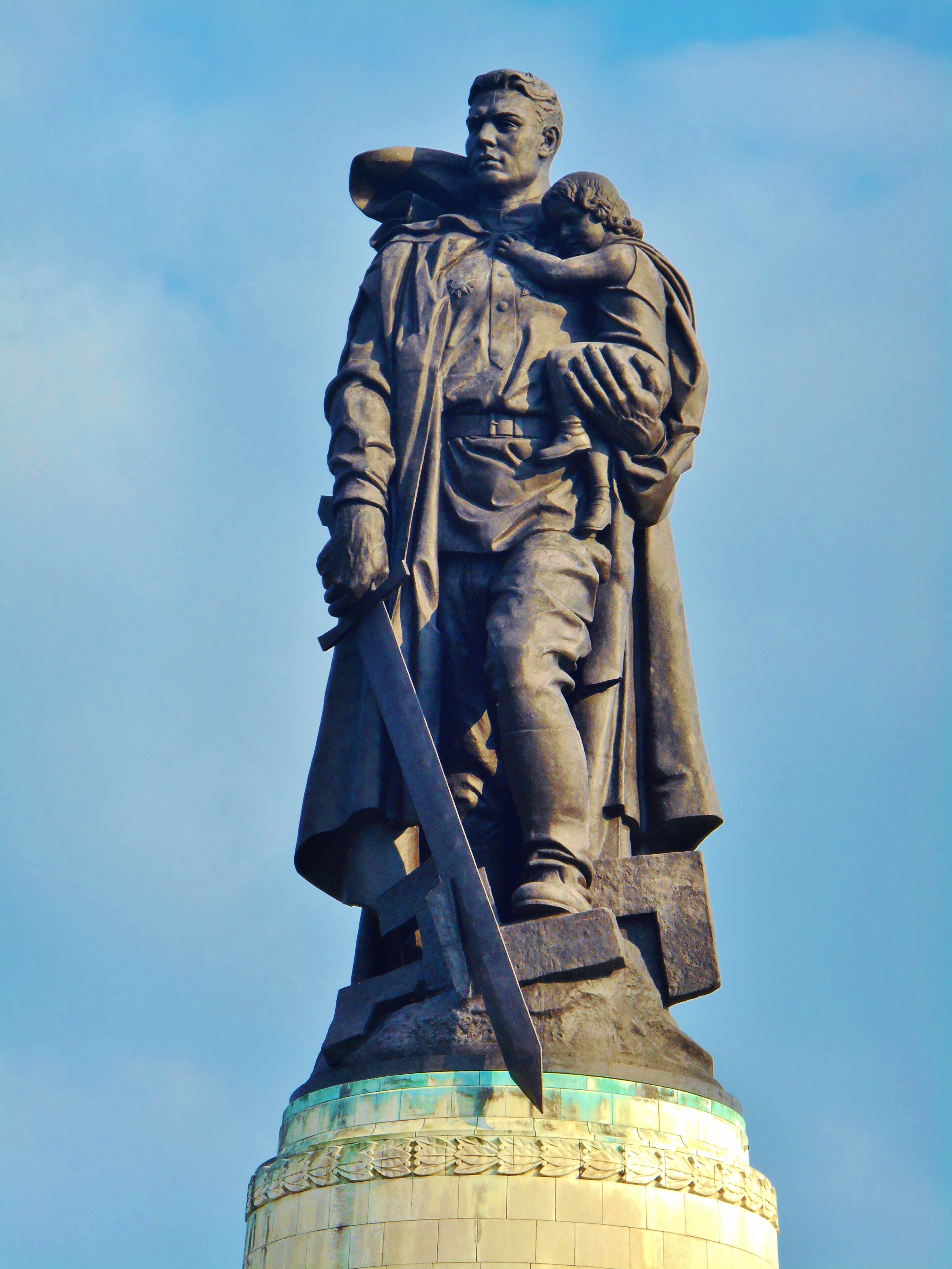 памятник солдату с девочкой на руках в берлине